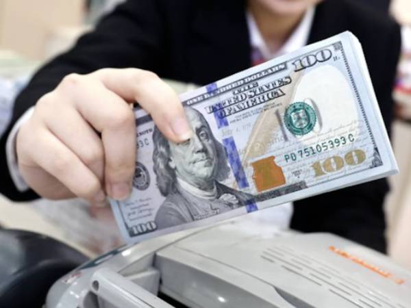 Giá USD tại Việt Nam rớt mạnh