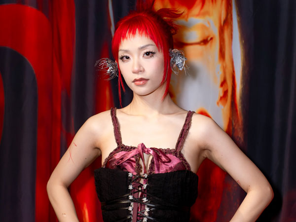 Cháu gái Hà Trần ra mắt album đầu tay có hẳn 9 MV, khóc nức nở trước mặt bố trong ngày trọng đại