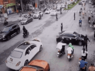 Nhóm vệ sĩ ngang nhiên đỗ mô tô giữa ngã tư đường, tổ chức phân luồng giao thông cho đoàn xe sang đi đám cưới