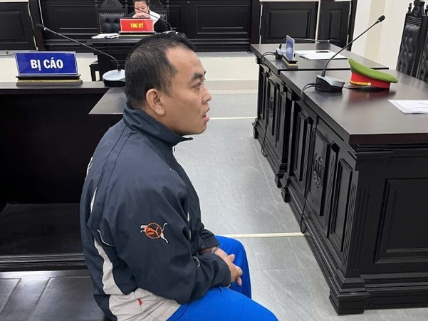 Cầm búa đánh vợ vì chậm cúng rằm