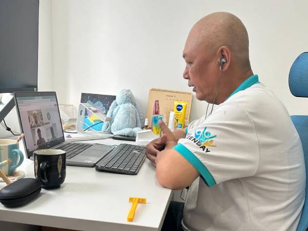 Bức ảnh con gái chụp ba 56 tuổi đang phỏng vấn xin việc vào công ty ở nước ngoài nổi tiếng khắp MXH: Điều đáng tự hào còn nằm ở phía sau!