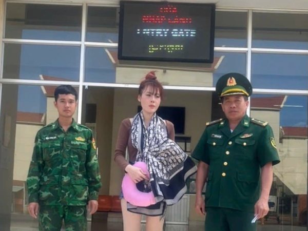 Đối tượng Nguyễn Thị Mộng bị bắt khi đang làm thủ tục nhập cảnh vào Việt Nam