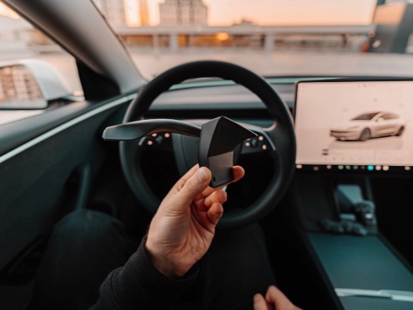 Người dùng tốn thêm tiền độ cần gạt xi-nhan và gạt mưa trên xe Tesla