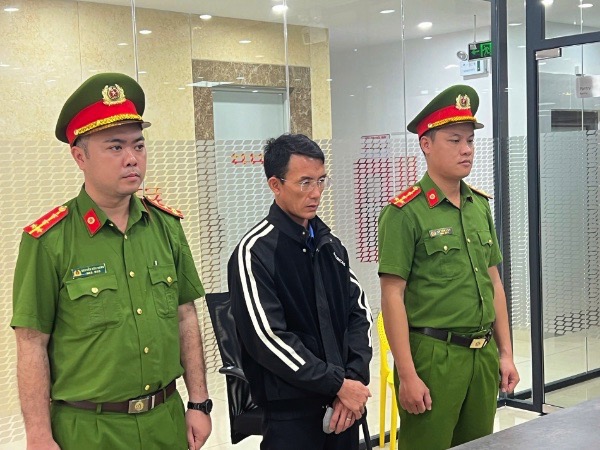 Bắt vợ chồng phó giám đốc ngân hàng lừa đảo 61 tỷ đồng