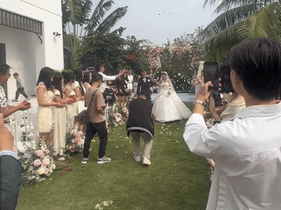 Camera ghi lại cảnh ô tô đón dâu ở Hà Nội thì bị cụ ông chắn đường, có hành động khiến cõi mạng bất ngờ