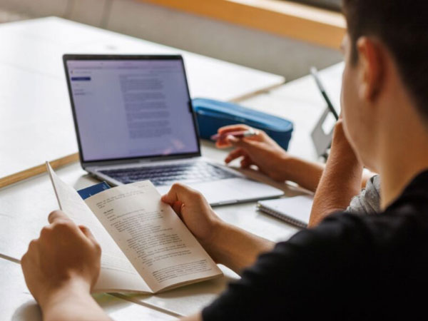 Con bị điểm kém môn Lịch sử, phụ huynh kiện trường