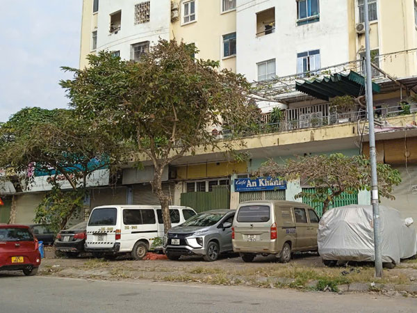 Cảnh tượng gây tiếc nuối tại hàng loạt ki-ốt bán hàng ở Hà Nội