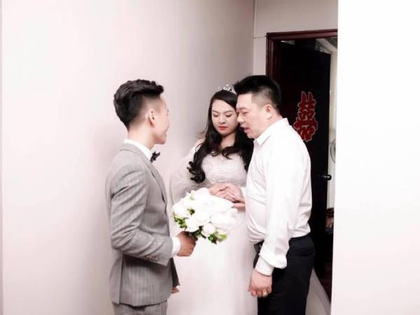 Bố dượng trao con gái cho chàng rể rồi bỏ ra xe ngồi khóc, khi hay tin con bị ung thư tức tốc làm 1 việc không ngờ