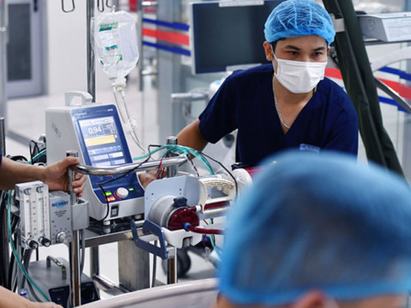Người đàn ông trẻ ở Hà Nội nguy kịch, suy đa tạng sau 5 giờ giết mổ lợn