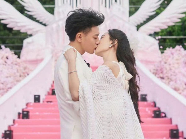 HOT: Cặp đôi chủ tịch - nàng thơ đình đám showbiz chính thức đăng ký kết hôn