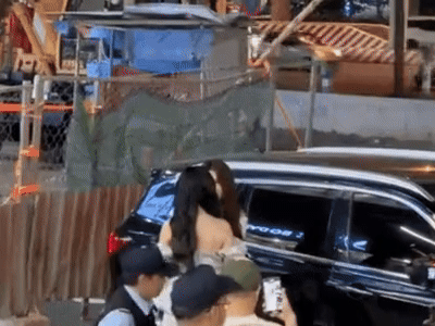 Clip 30 giây lộ rõ thái độ của Lọ Lem sau ống kính