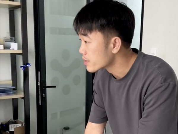 Tiền vệ Lương Xuân Trường gây sốc khi đập bàn quát nhân viên, phản ứng của người có mặt mới bất ngờ