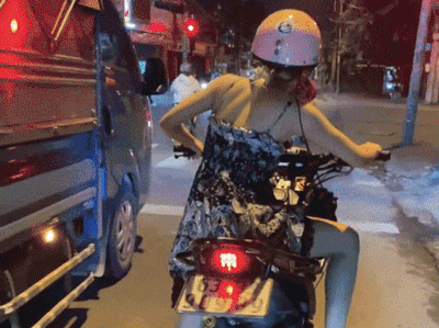 1 động tác của cô gái lái mô tô làm những người đi đường tái mặt: Nếu đèn đỏ dài 90s, thì chuyến này 'tàn canh gió lạnh'