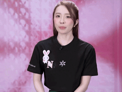 Quỳnh Nga 'khổ sở' nói tiếng Anh