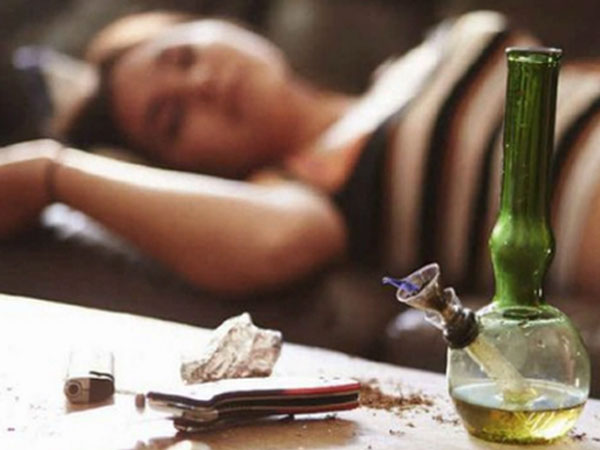 Phát hiện cô gái 19 tuổi đang mang bầu sử dụng ma túy cùng 3 người đàn ông