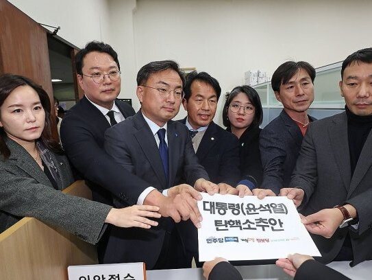 Phe đối lập Hàn Quốc khởi động quá trình luận tội tổng thống Yoon Suk-yeol