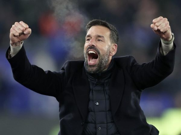 Van Nistelrooy thắng to, lập kỷ lục ngay trận ra mắt Leicester