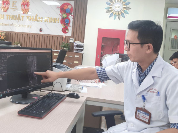 Gác chân lên táp lô của ô tô, người đàn ông bị tai nạn liệt cả 2 chân
