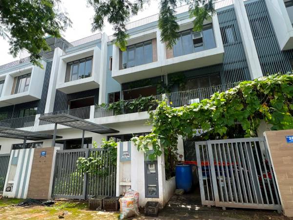 Mua căn nhà gần 200m2, giá 12 tỉ, chủ nhà 'tá hoá' vì vào ở gần 4 năm vẫn không có bóng dáng 'hàng xóm' nào về