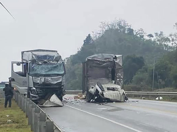 Hai xe tải va chạm trên cao tốc Nội Bài - Lào Cai, 2 người tử vong