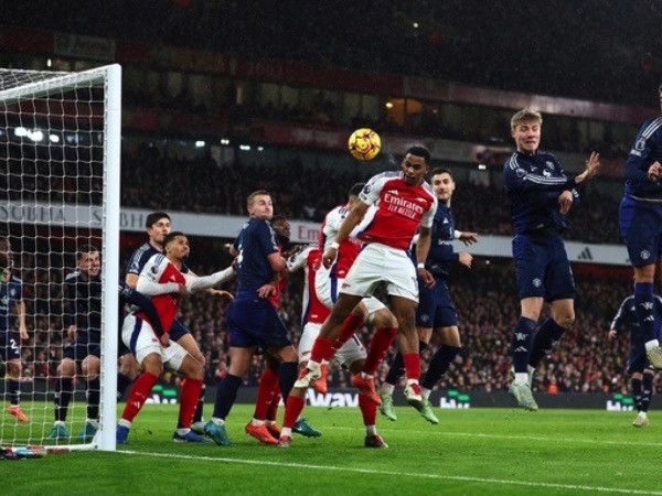Ruben Amorim thua trận đầu tiên với Man United, Arsenal thăng hoa nhờ phạt góc