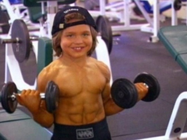 Cậu bé chỉ có 1% mỡ tập gym từ năm 3 tuổi, ngoại hình tuổi 30 gây ngỡ ngàng