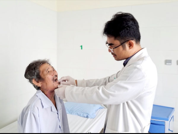 Sau 6 tháng tự điều trị loét lưỡi, một người ở TP HCM đi khám thì phát hiện ung thư