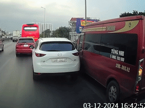 Định vượt ở làn khẩn cấp trên vành đai 3, xe limousine bị Mazda CX-5 chặn đứng