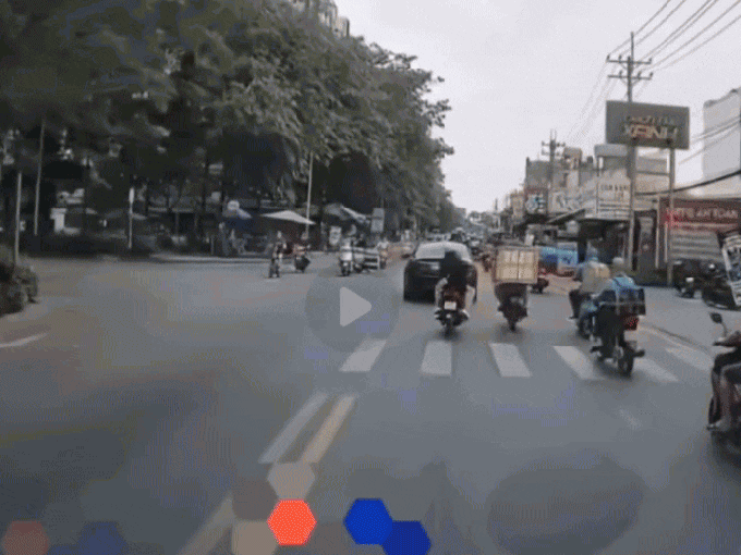 Thanh niên đạp ngã xe máy chở hàng giữa phố nhận án phạt từ công an, chưa phải truy cứu trách nhiệm hình sự