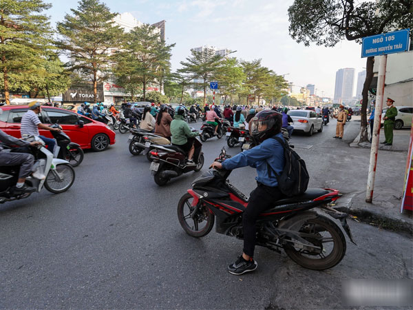 Dỡ barie ngõ nhỏ, người đi xe máy 'cắt' ngang dòng phương tiện để lên cầu vượt