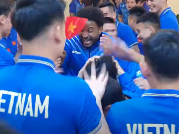Nguyễn Xuân Son cầm cờ Việt Nam trong ngày hội quân, xác định thời điểm ra sân tại AFF Cup 2024