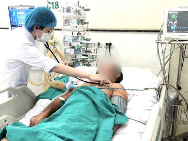 Ngã vào gốc cây, người đàn ông bị uốn ván nguy kịch