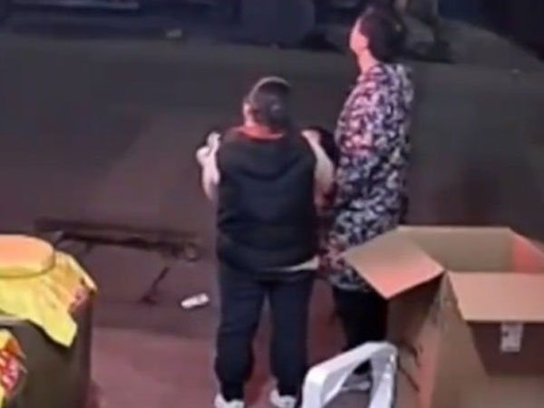 Bức ảnh bố mẹ ôm con trai nhỏ giữa phố xem pháo hoa tưởng bình thường nhưng khiến hàng triệu người bật khóc