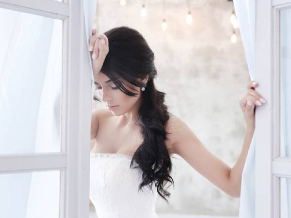 Giữa đám cưới, cô dâu khiến quan khách đỏ mặt, bố mẹ chồng nổi giận