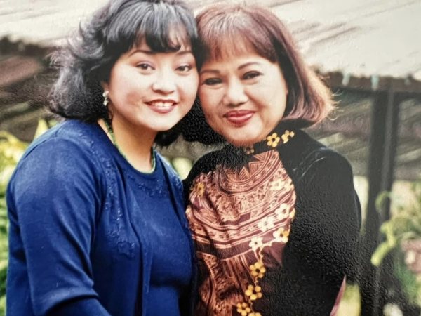 Danh ca Hương Lan: 'Tôi phải chịu đựng những điều không ai chịu được'