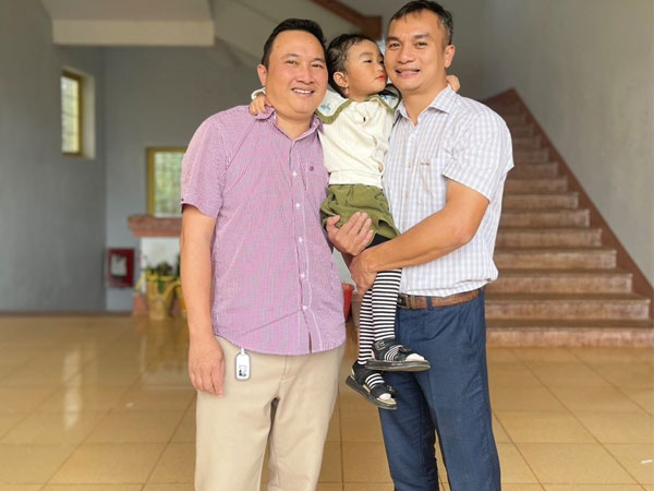 Nghẹt thở giải cứu cháu bé 3 tuổi sắp rơi từ tầng 4