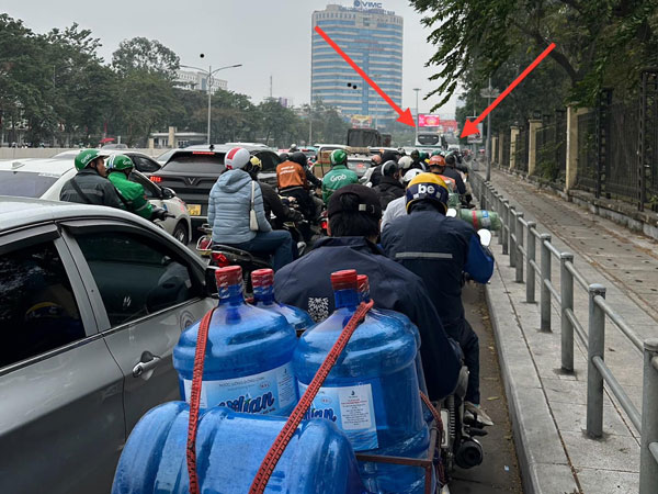 Hà Nội: 4 xe ô tô tông nhau liên hoàn khiến hầm Kim Liên ùn tắc kéo dài