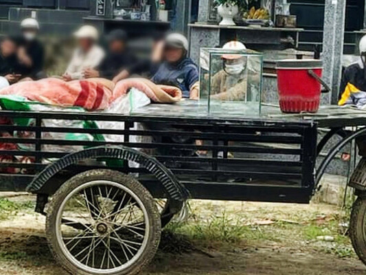 Phát hiện thi thể người đàn ông bọc kín chăn bông trên thùng xe lôi