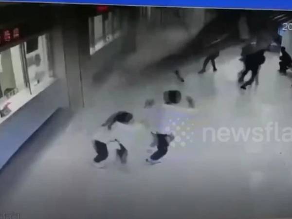 Đang đứng chờ mua thuốc, người dân bị trần bệnh viện rơi trúng
