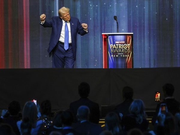 Ông Trump khoe nửa tháng làm việc hiệu quả hơn cả nhiệm kỳ của Tổng thống Biden
