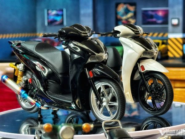 Ngắm cặp xe mô hình Honda SH 350i tí hon y như thật do chàng trai 22 tuổi tự chế