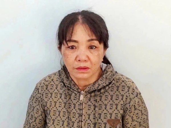 Bắt giam mẹ nuôi tạt nước sôi bé gái vì làm mất vé số