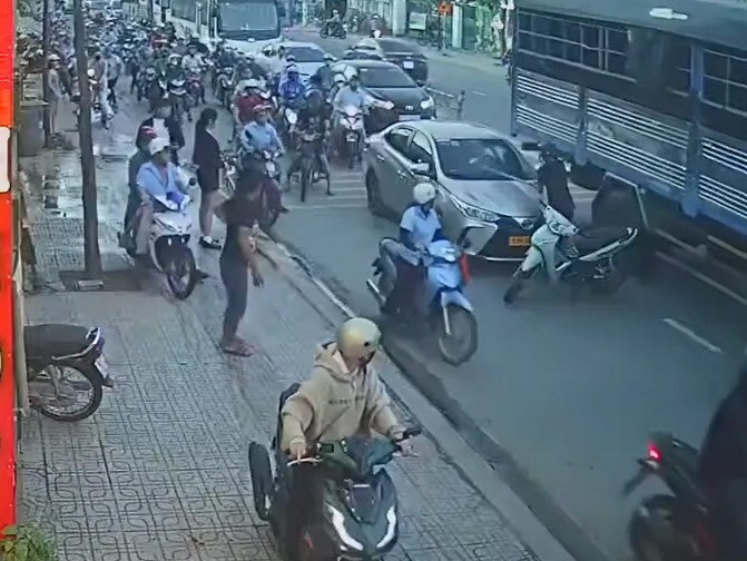 Bất ngờ nhân thân đối tượng chặn ô tô đập kính chắn gió ở Bình Dương