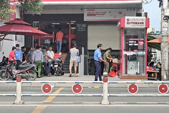 Bắt giữ thanh niên dùng xà beng đập trụ ATM để trộm tiền ở TPHCM