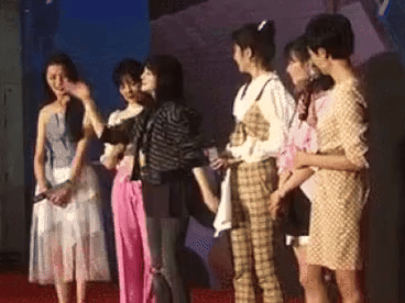 1 mỹ nhân hạng A gây sốc khi tự tát liên tiếp vào mặt giữa họp báo, danh tính lộ ra khiến ai cũng ngán ngẩm