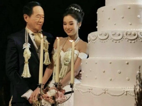 Đại gia 70 tuổi chi 15 tỷ cưới với vợ 20 tuổi xinh như hoa hậu, tiết lộ một điều đặc biệt