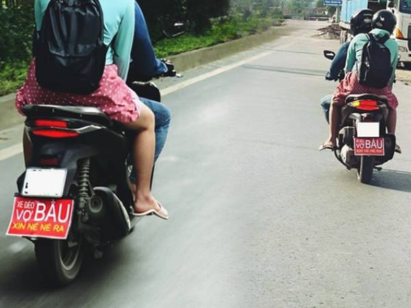 Cả khu phố phải ngoái nhìn 1 tấm bảng người đàn ông gắn trên xe máy: Phải yêu cỡ nào mới làm được như này?