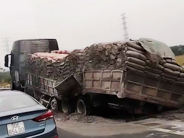 Ô tô đầu kéo bốc cháy trên cao tốc Pháp Vân - Cầu Giẽ