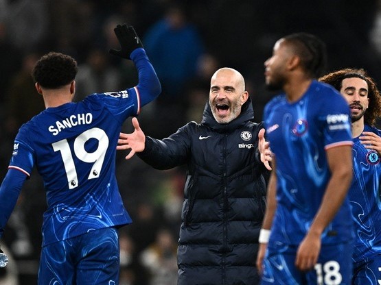 Tottenham 'tự hủy diệt' ở trận cầu 7 bàn, Chelsea áp sát ngôi đầu