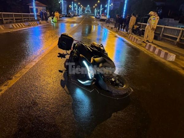 Đâm xe máy vào dải phân cách ở Hoà Bình, hai người Hàn Quốc thương vong